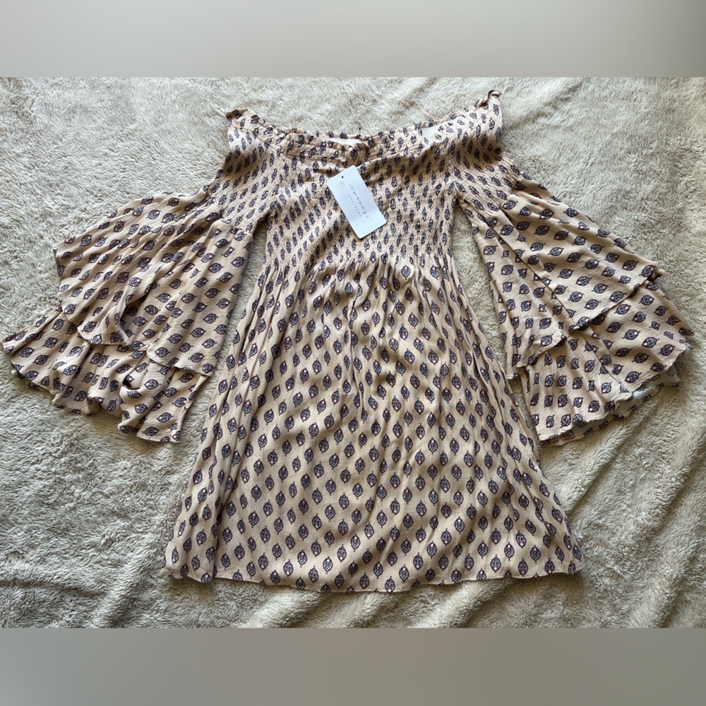 Patterned strapless, above the knee dress